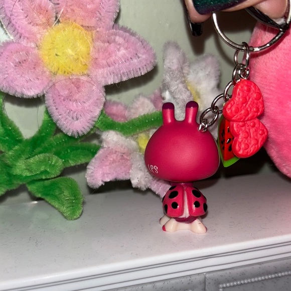 Cute littlest pet shop lady bug gen 4 series 3 Keychain with Flower Charm - Picture 5 of 7
